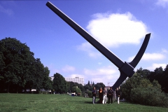 Claes Oldenburg, Spitzhacke, 1982